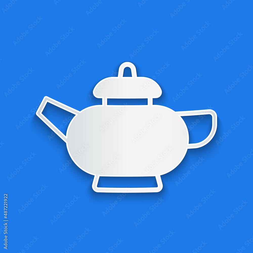 蓝色背景上的剪纸中国传统茶道图标。带杯子的茶壶。纸