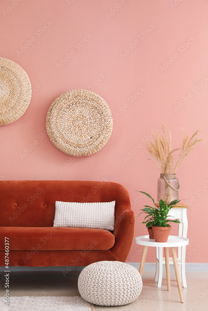 现代客厅内部的时尚橙色沙发