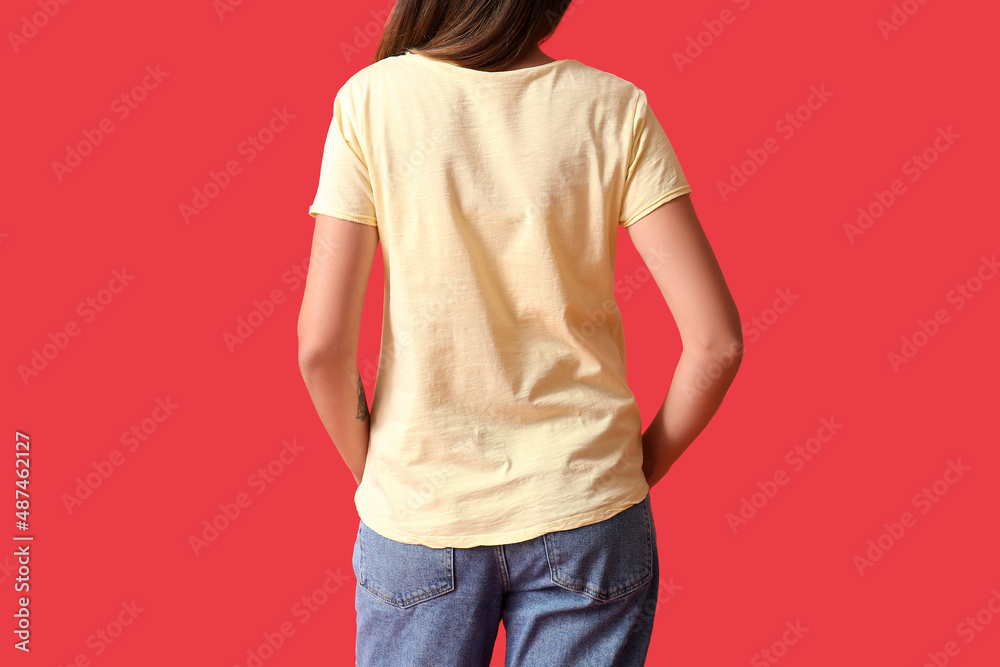 身穿彩色背景空白t恤的年轻女性，后视图