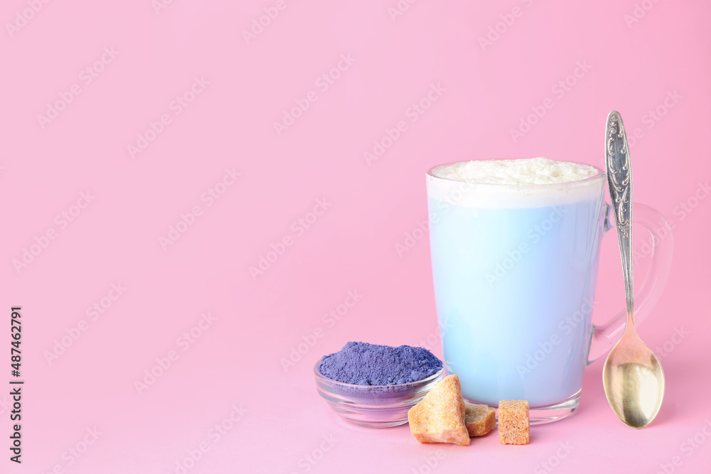 一杯美味的蓝色抹茶拿铁，粉和糖，粉色背景