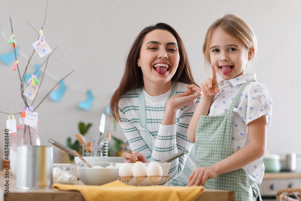 复活节那天，小女孩和妈妈在厨房做饭，玩得很开心
