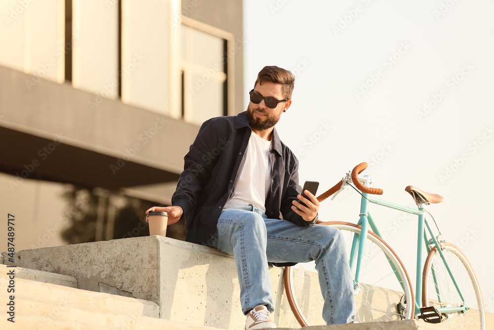 时髦的大胡子男人，城市里有手机、咖啡和自行车