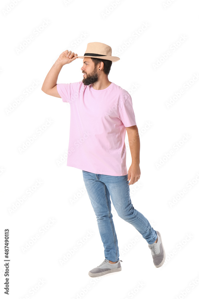 戴帽子的英俊男子，白底粉色t恤
