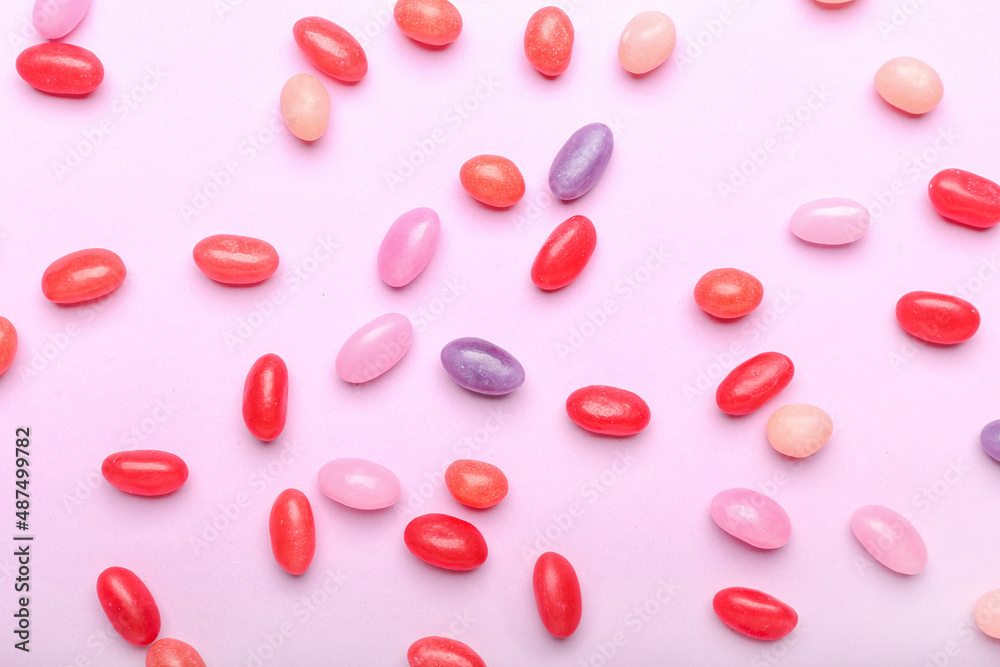粉色背景下的不同果冻豆