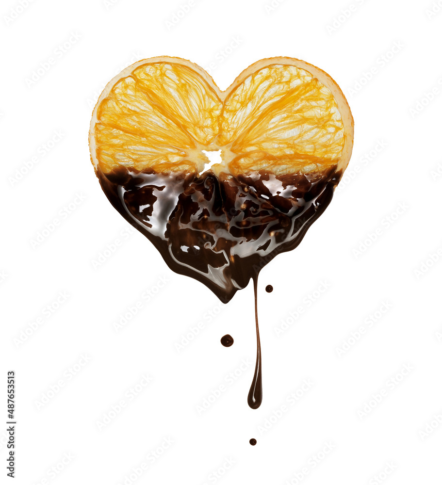 巧克力从白色背景上呈心形的橙色干片上滴落