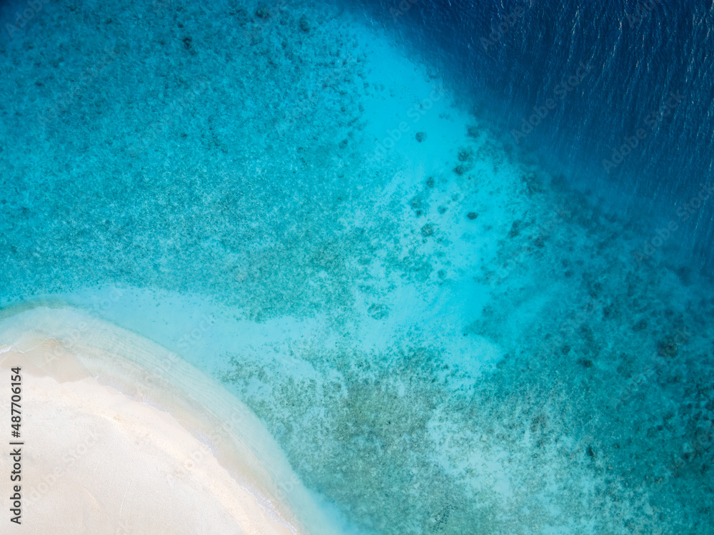 白色沙滩和绿松石蓝色透明海水，是度假的完美海滩
1184254231,部落面具。传统图腾符号。黑色部落纹身。黑白色，扁平风格。手