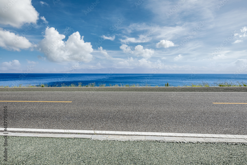 空旷的柏油公路和蓝天下蔚蓝的海洋自然风光