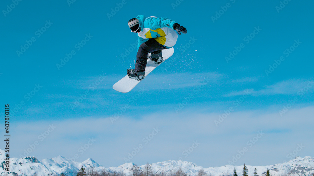 特写：男性游客在探索滑雪场游乐场时进行360度抓握。