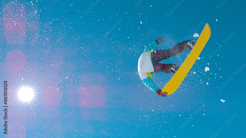 仰卧起坐：无所畏惧的男单板滑雪运动员飞上天空，表演抓举技巧。