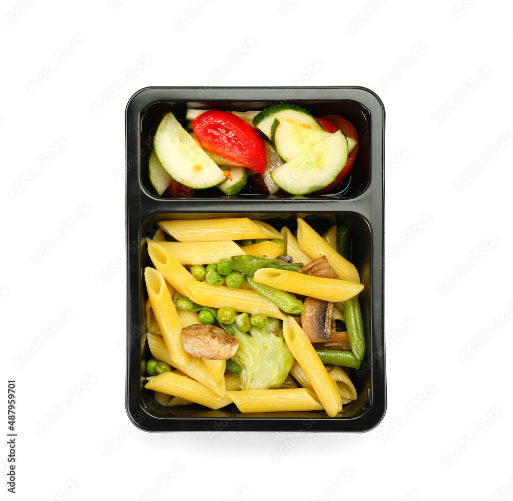 白底盒饭里的美味面食和蔬菜