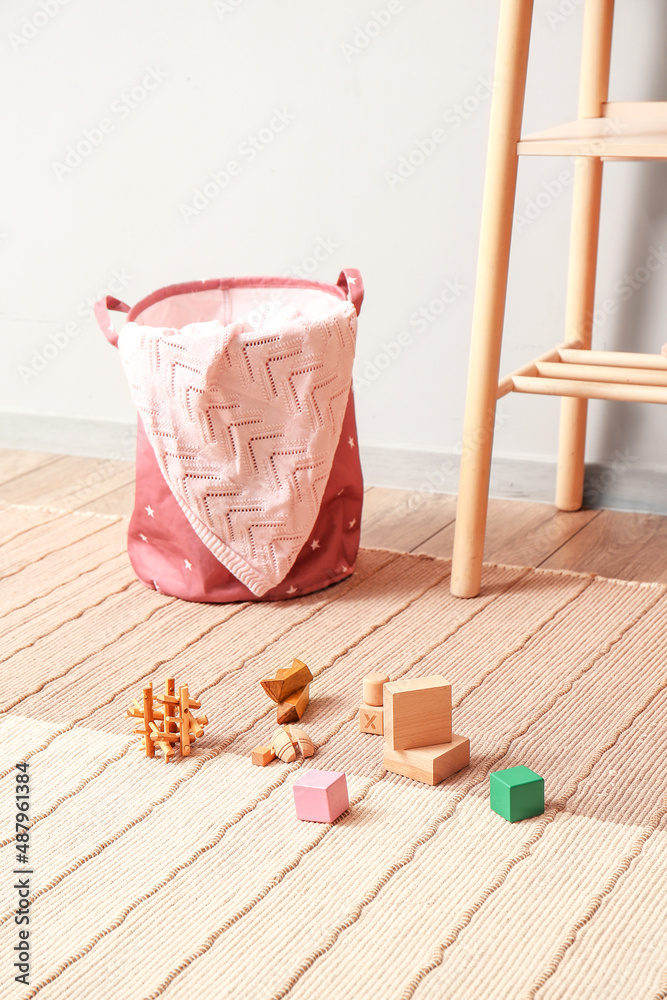 房间地毯上的不同教育玩具和篮子
