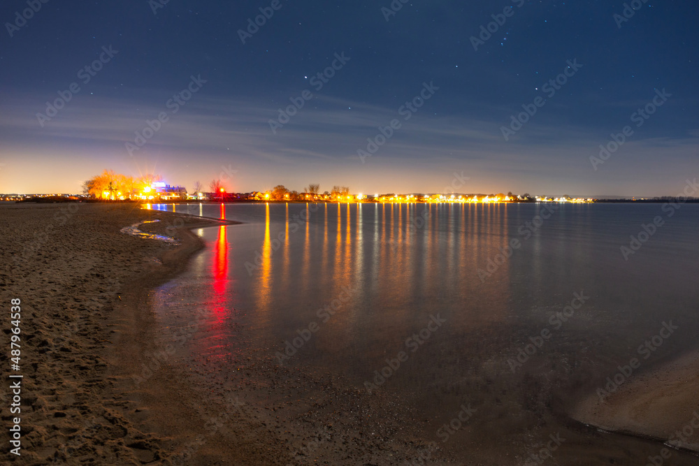 波兰雷瓦夜晚美丽的波罗的海海滩
