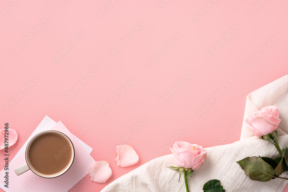 母亲节设计概念背景，粉色背景为粉色玫瑰花和奶茶。