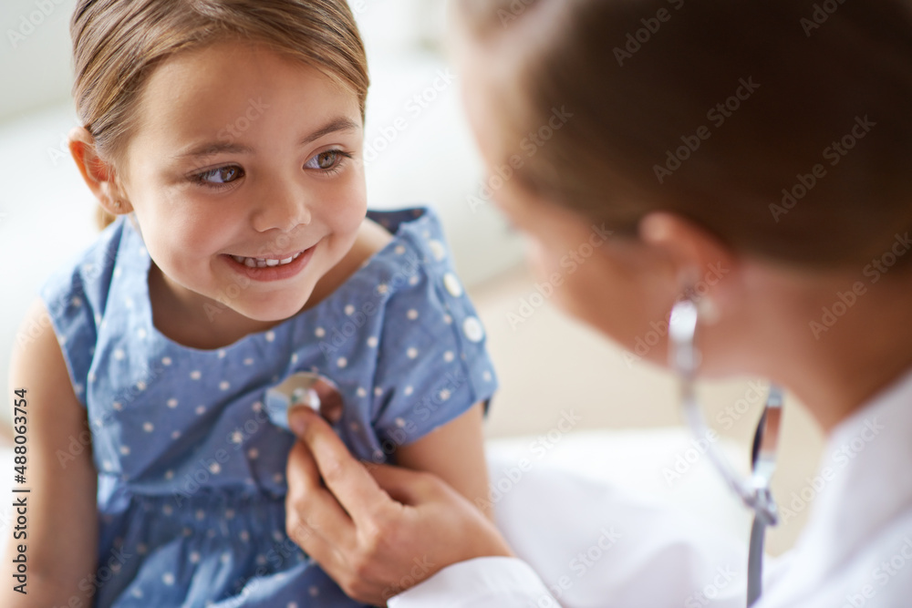听起来不错。一个可爱的小女孩和她的儿科医生的裁剪镜头。
