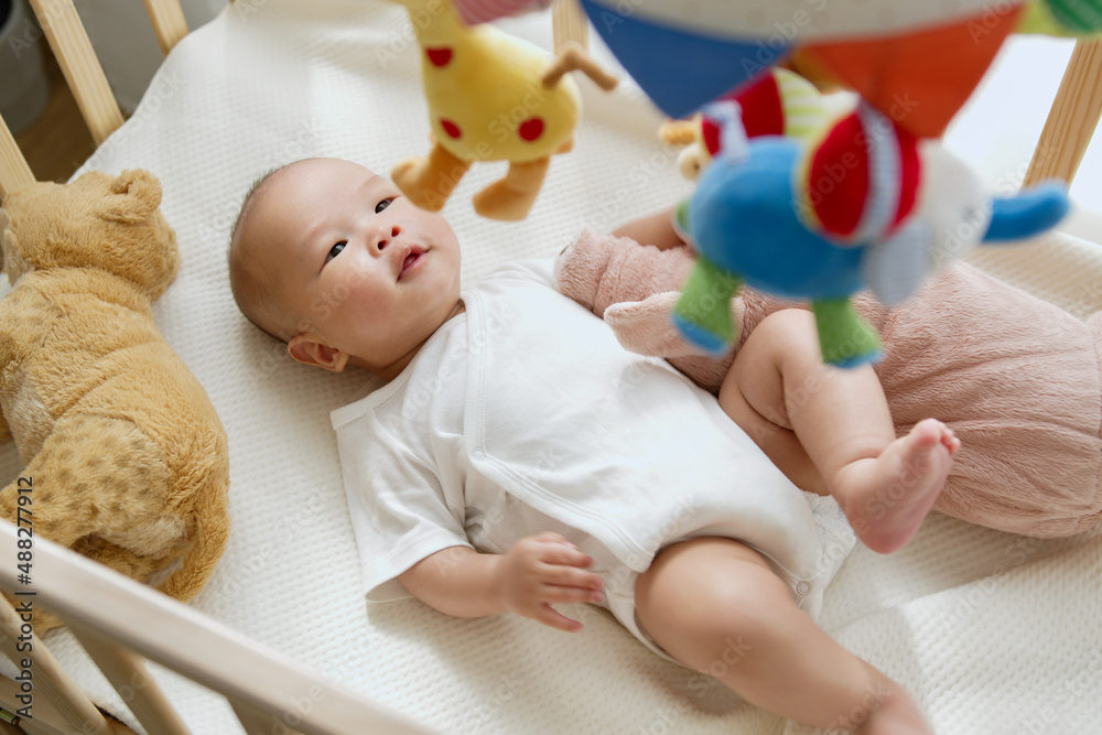 亚洲新生儿使用婴儿移动婴儿床感到快乐和幸福