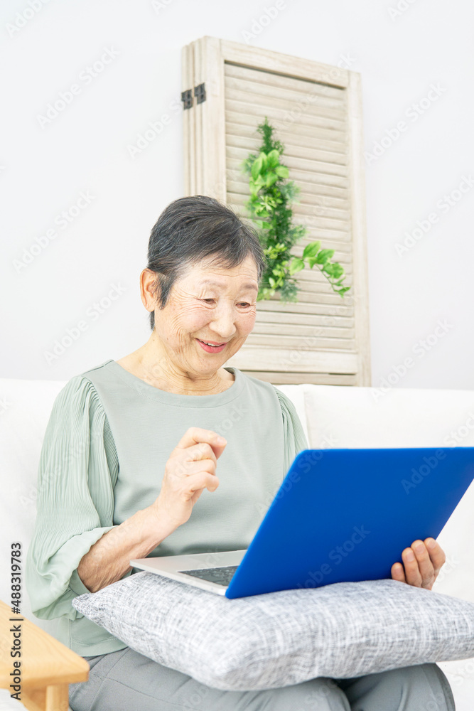 高齢女性　パソコン　リビング