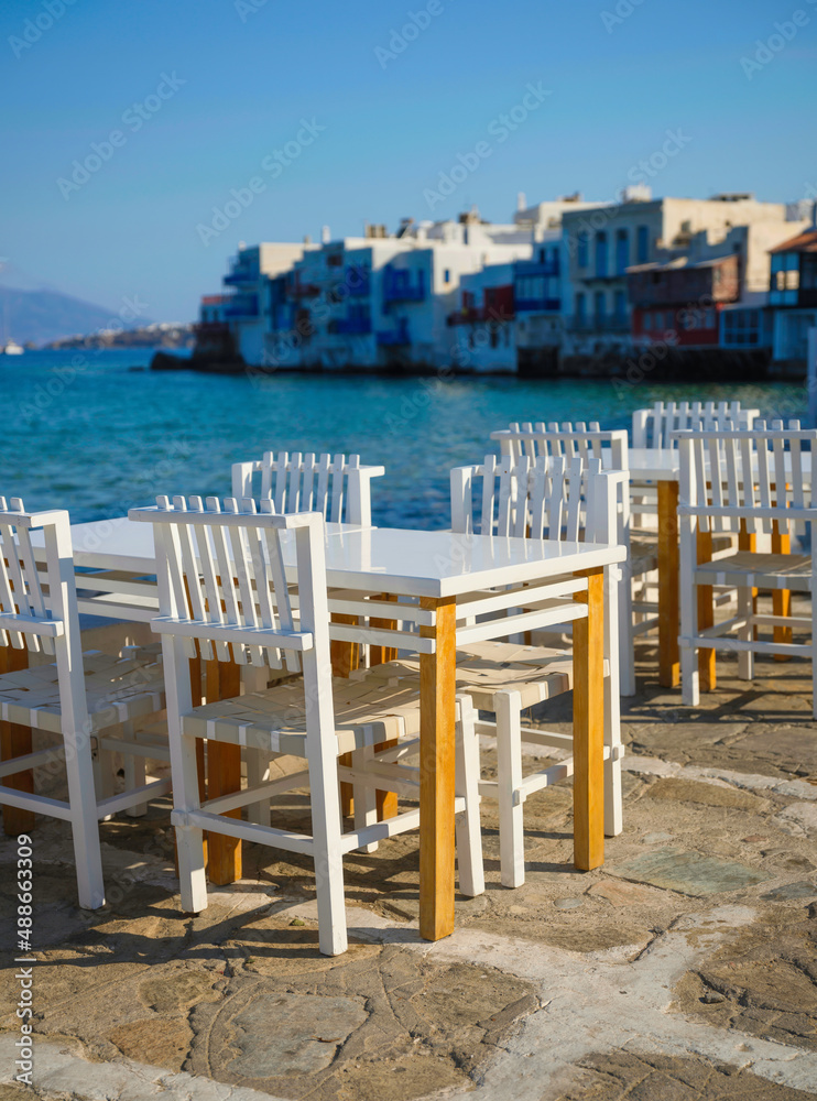 一家俯瞰希腊米科诺斯岛小威尼斯的餐厅。午餐和晚餐俯瞰大海