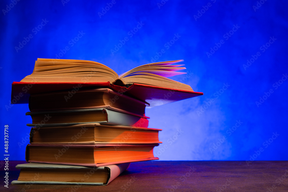 智慧与教育理念。桌上的书，热爱阅读。复古霓虹灯90年代