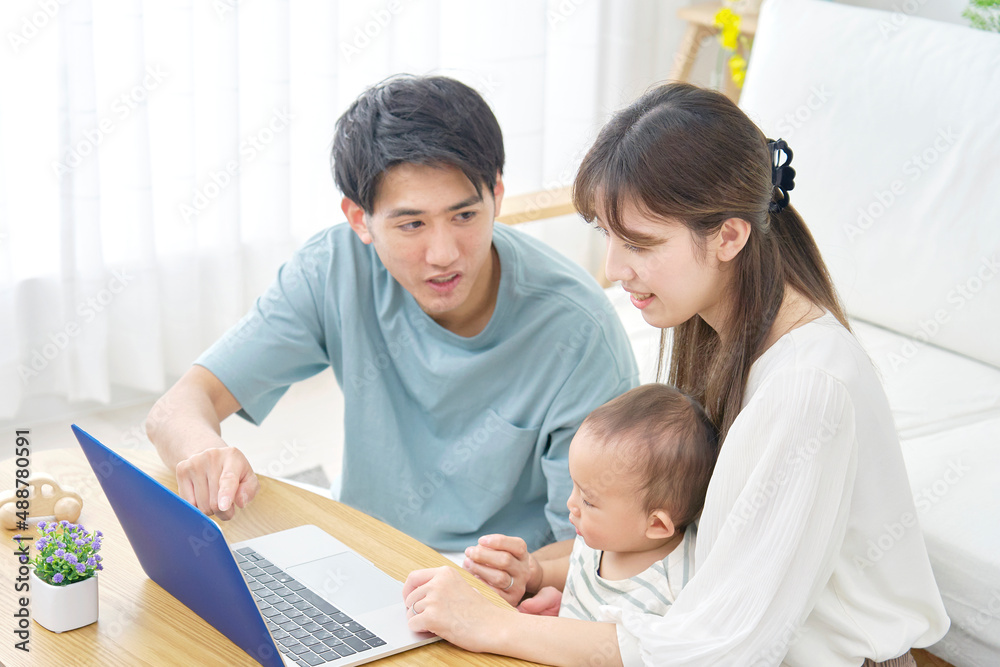 両親と赤ちゃん　パソコン　リビング