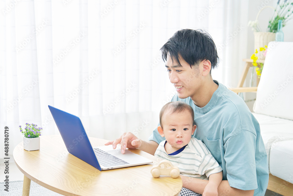 父親と赤ちゃん　パソコン　リビング