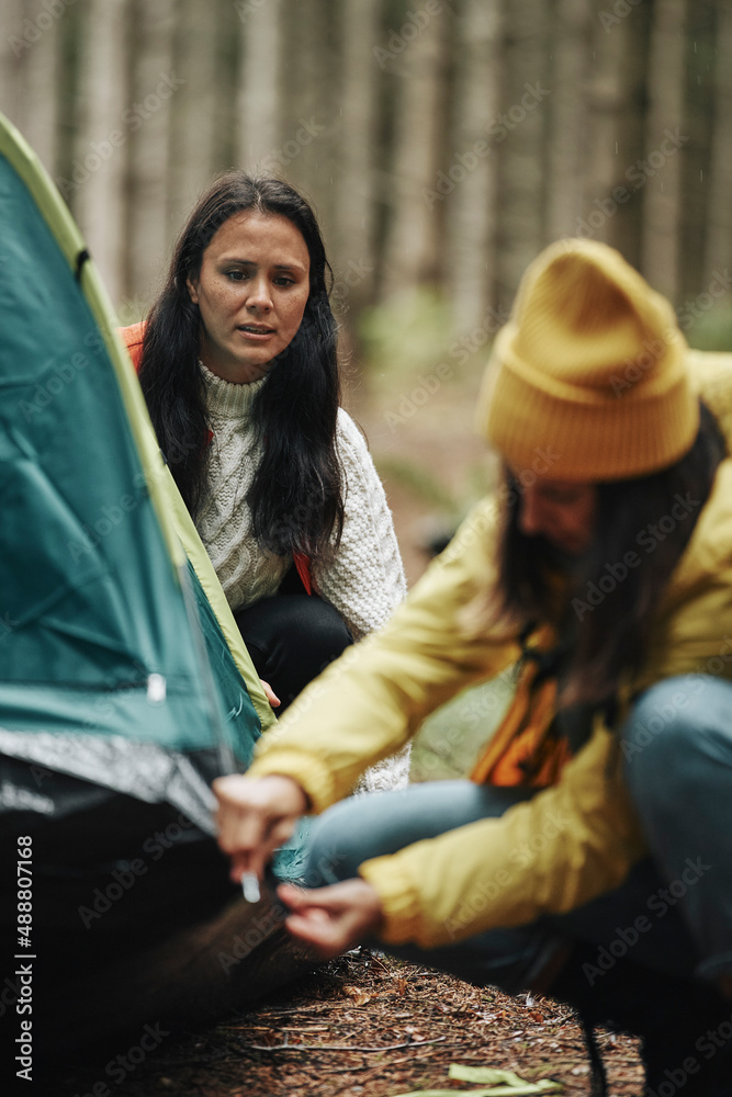 妇女在森林里搭帐篷