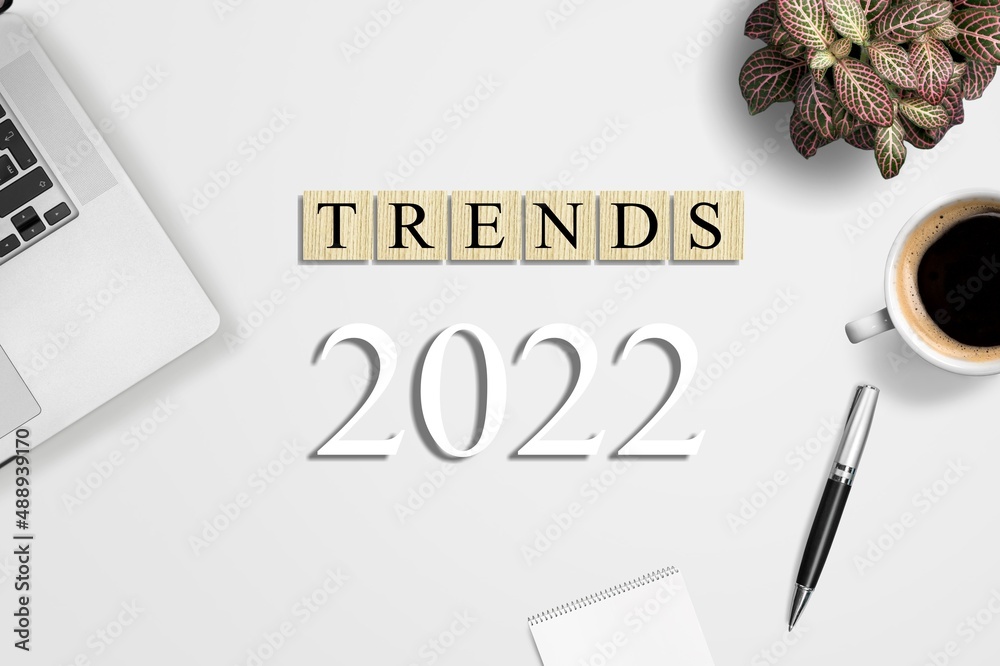 TRENDS 2022办公桌上的商业概念