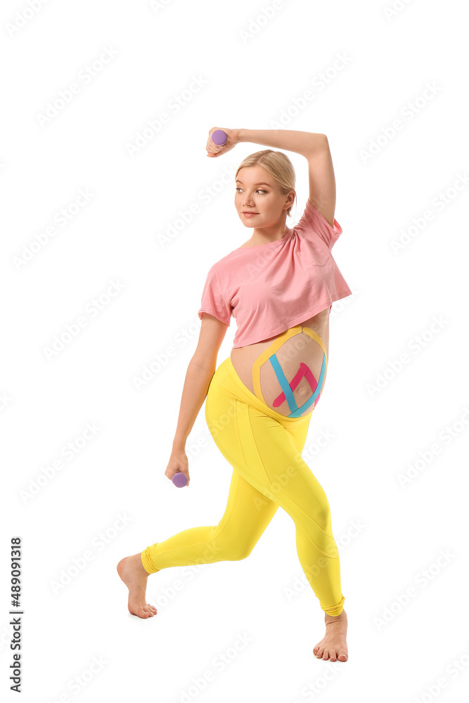 孕妇在白色背景下进行运动机能训练