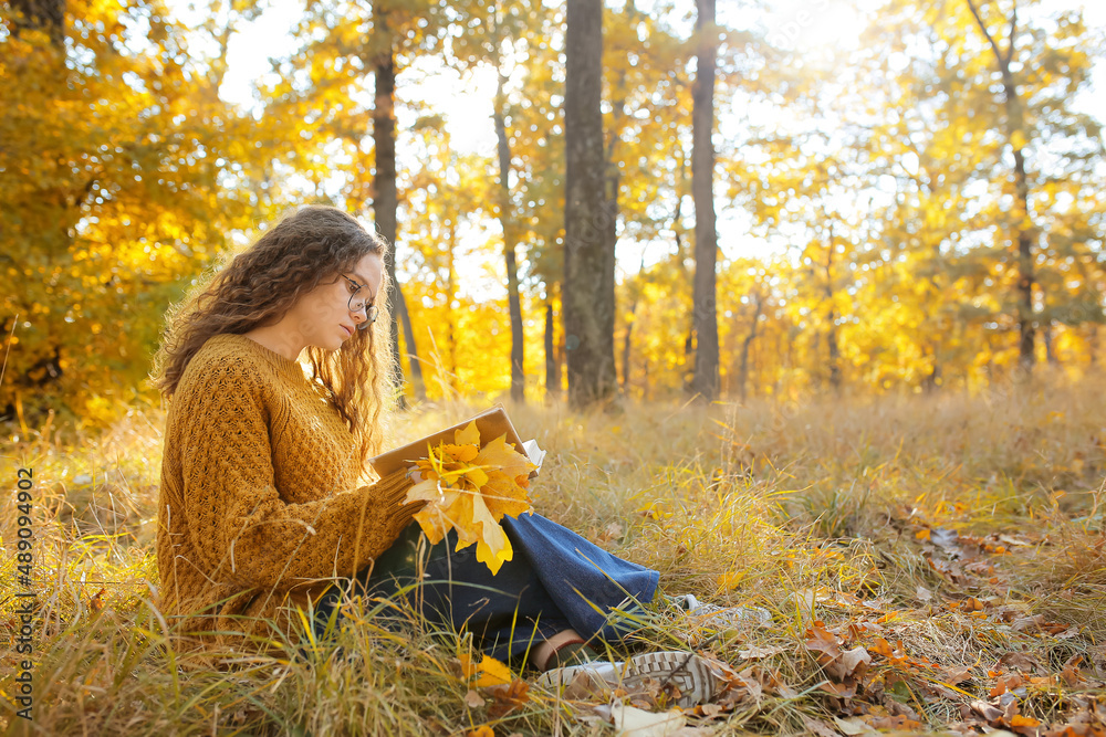 秋天公园里的女人读书