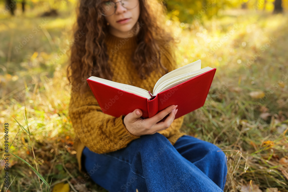 秋天公园里的女人在看书，特写