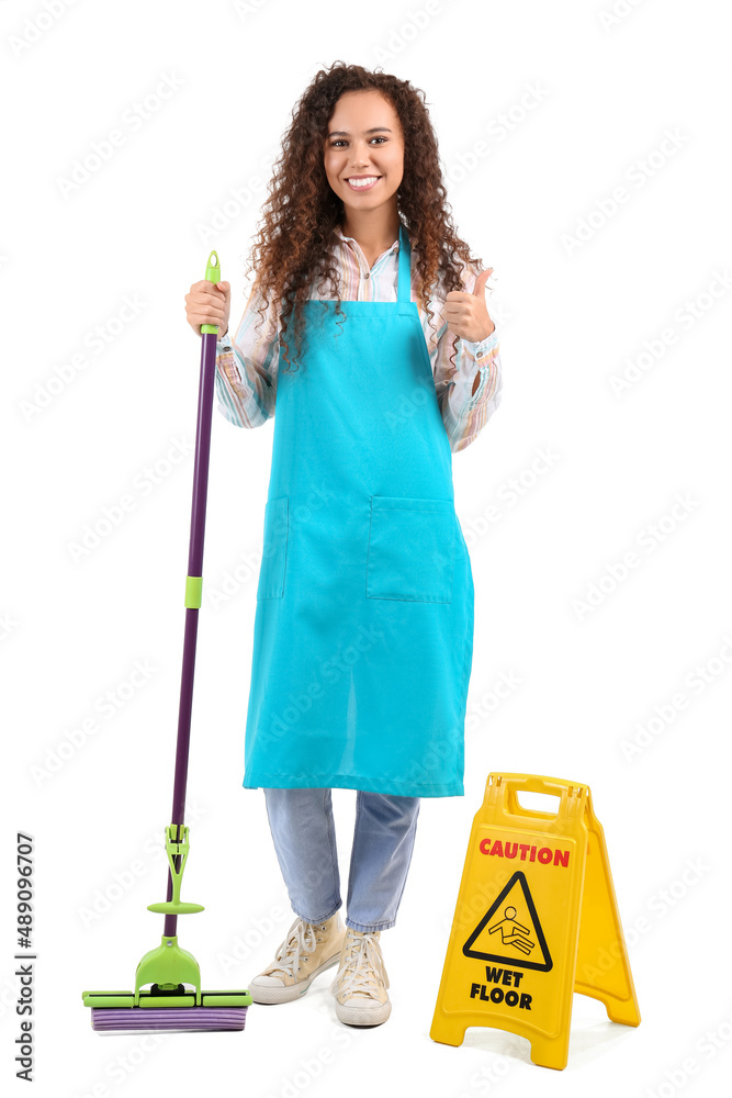 清洁服务的非裔美国女工，带着拖把和警告标志，大拇指向上
