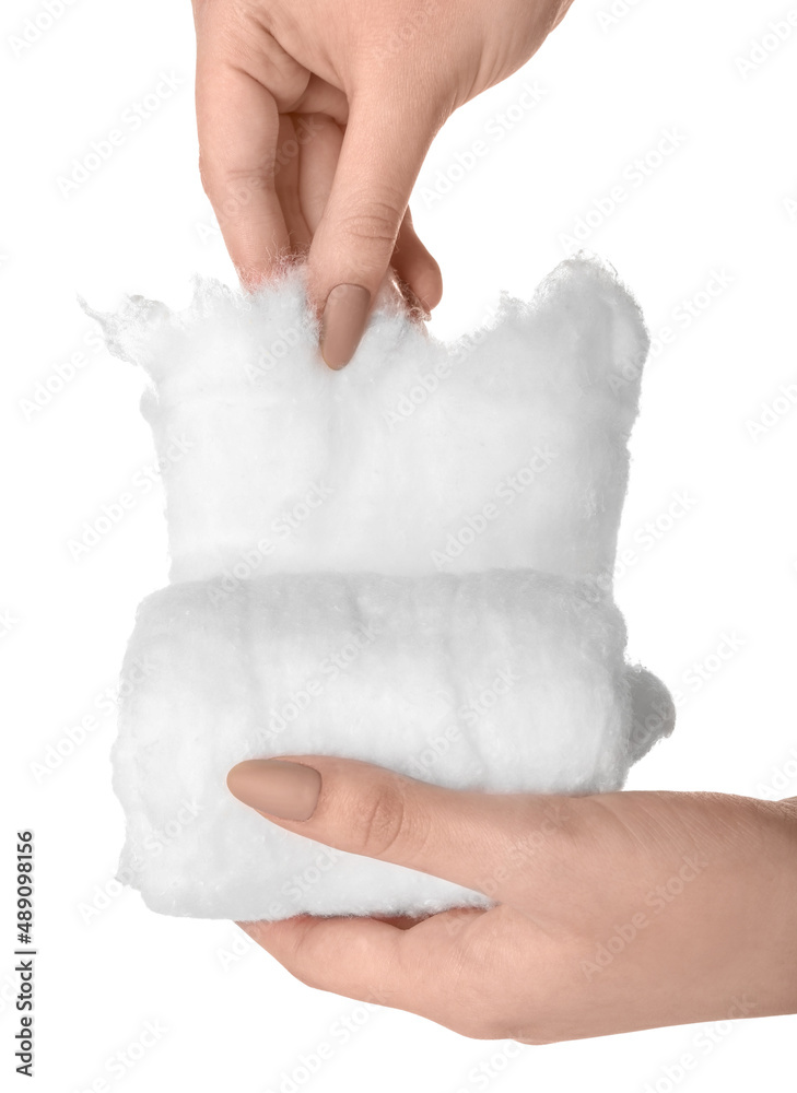 女人拿着一卷白色背景的柔软棉，特写