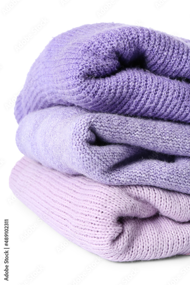 白色背景的淡紫色折叠毛衣，特写