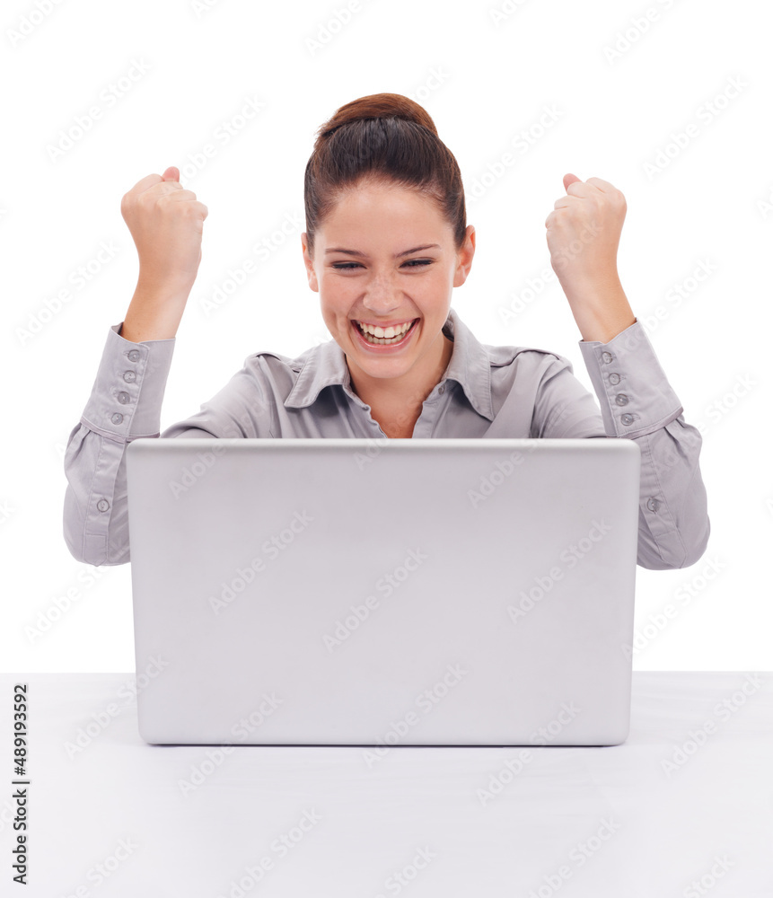 在网上寻找乐趣。一位看起来欣喜若狂的年轻女子坐在一台笔记本电脑前，被隔离在w上