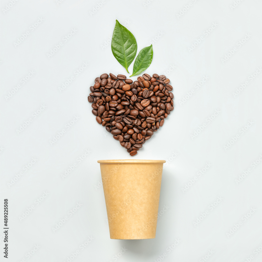 白色咖啡杯和咖啡豆，呈心形，白色背景，平躺