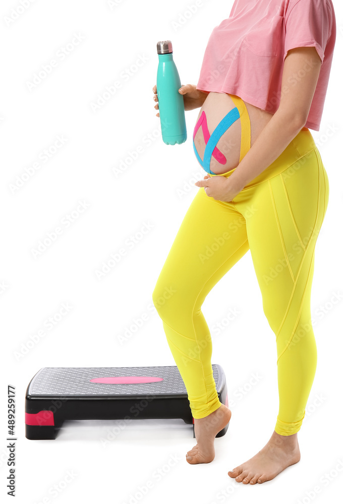 涂有驱动器胶带和白底水瓶的运动型孕妇