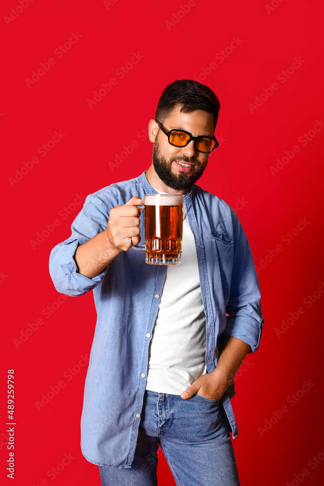 戴墨镜、红底啤酒的帅哥