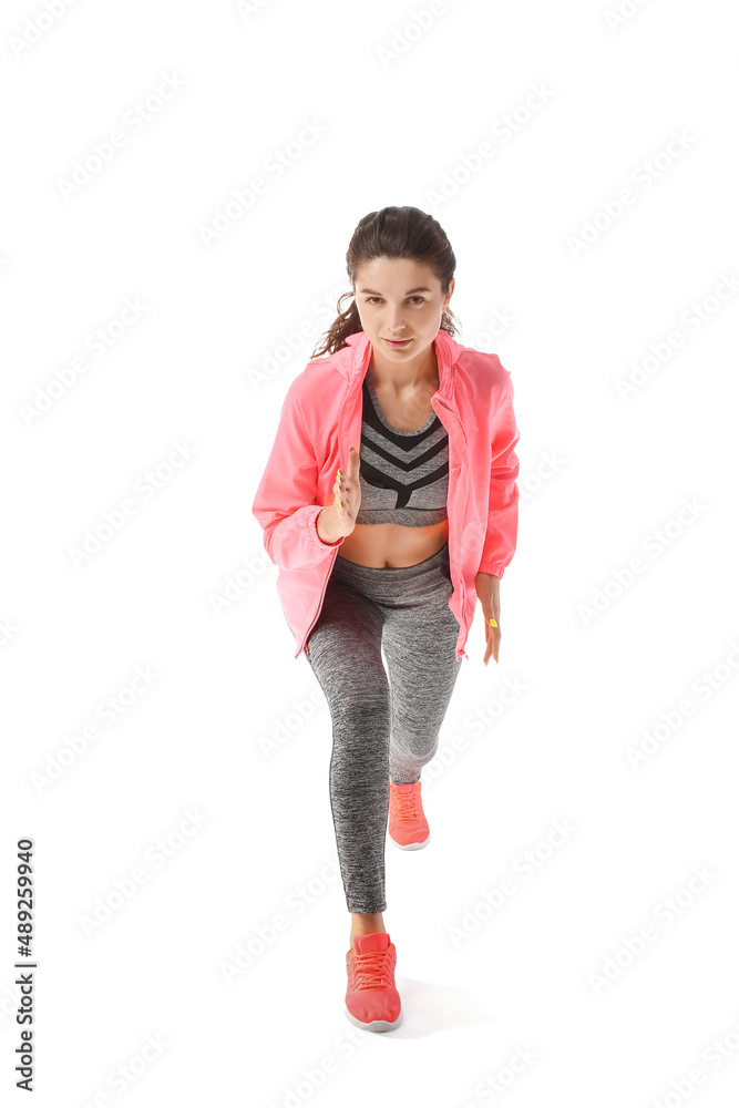 年轻运动型女性在白色背景下训练
