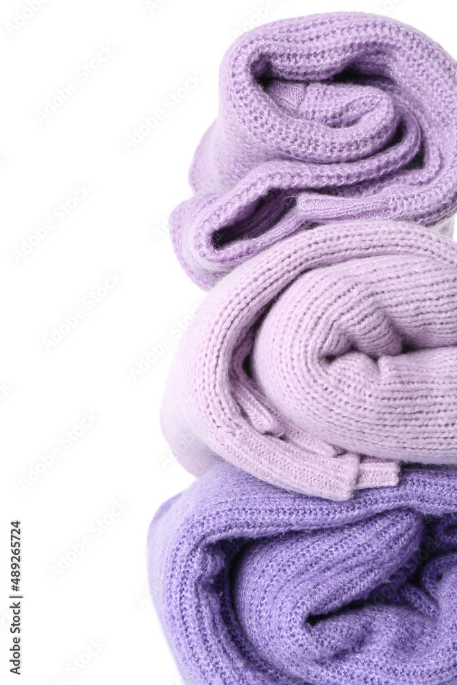 白色背景上的一堆卷淡紫色毛衣，特写