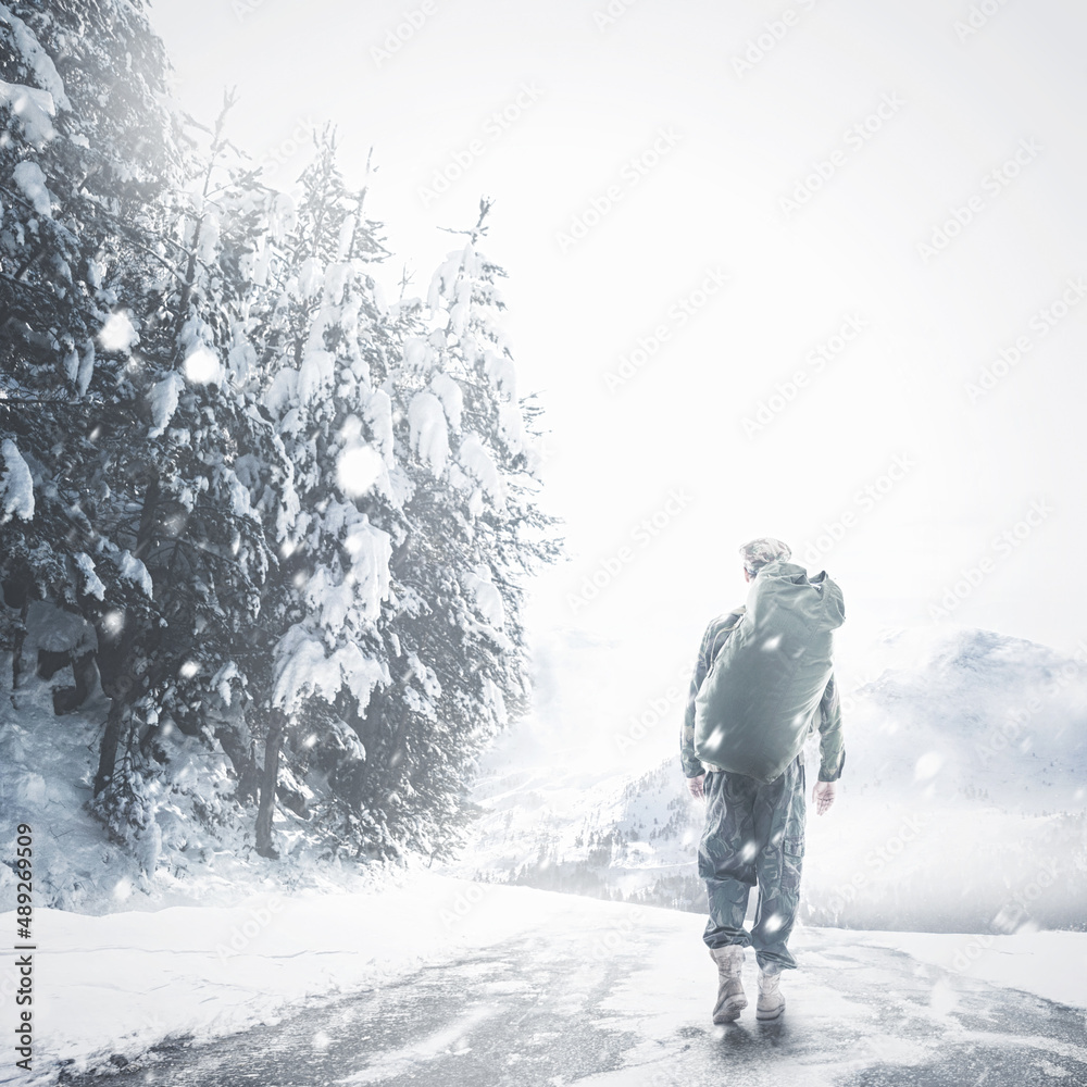 勇敢的人独自行走。一个人走在雪地上的后视图。
