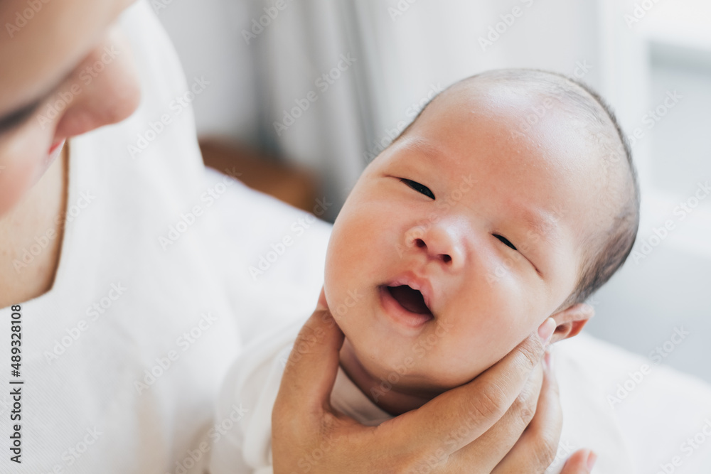 亚洲新生儿与母亲打嗝的肖像