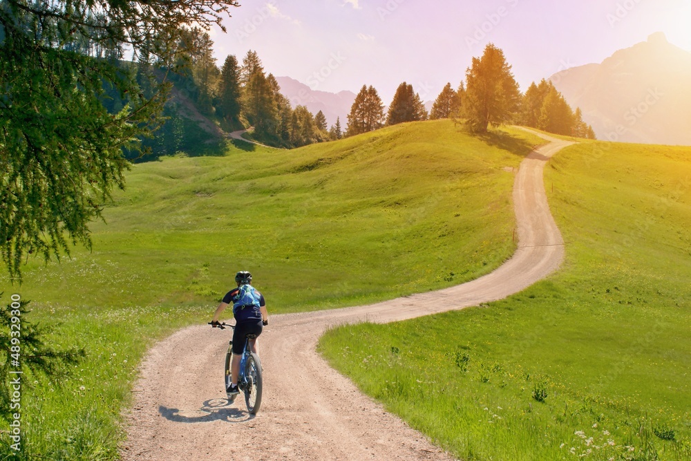意大利多洛米蒂，欧洲阿尔卑斯山，美丽的夏季山景中的自行车骑行风景小径。
