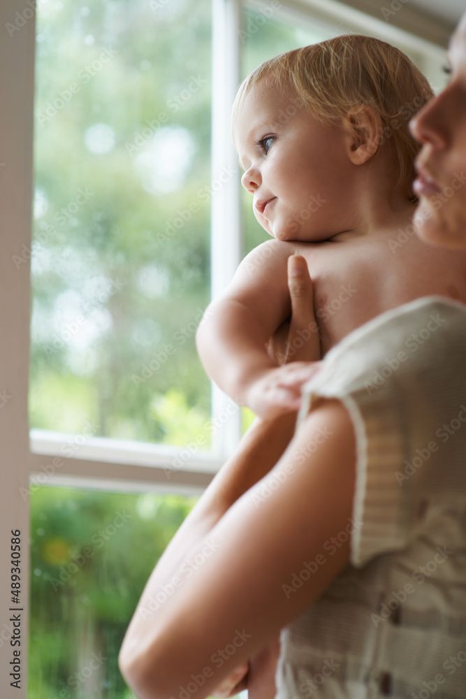 外面是什么？一个男婴和他的母亲看着窗外。