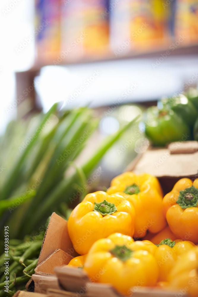 我们只储备最新鲜的蔬菜。超市里的新鲜黄辣椒。