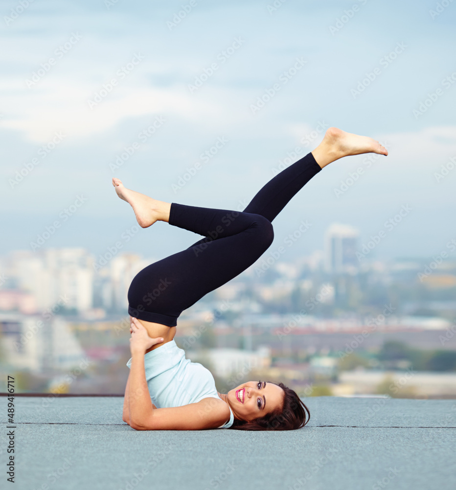 享受屋顶运动。一位迷人的年轻女性在户外运动的肖像。