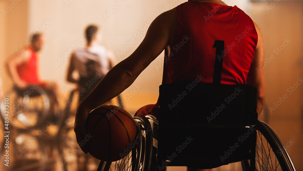 轮椅篮球赛：身穿红衫的球员持球，准备加入比赛。决定因素