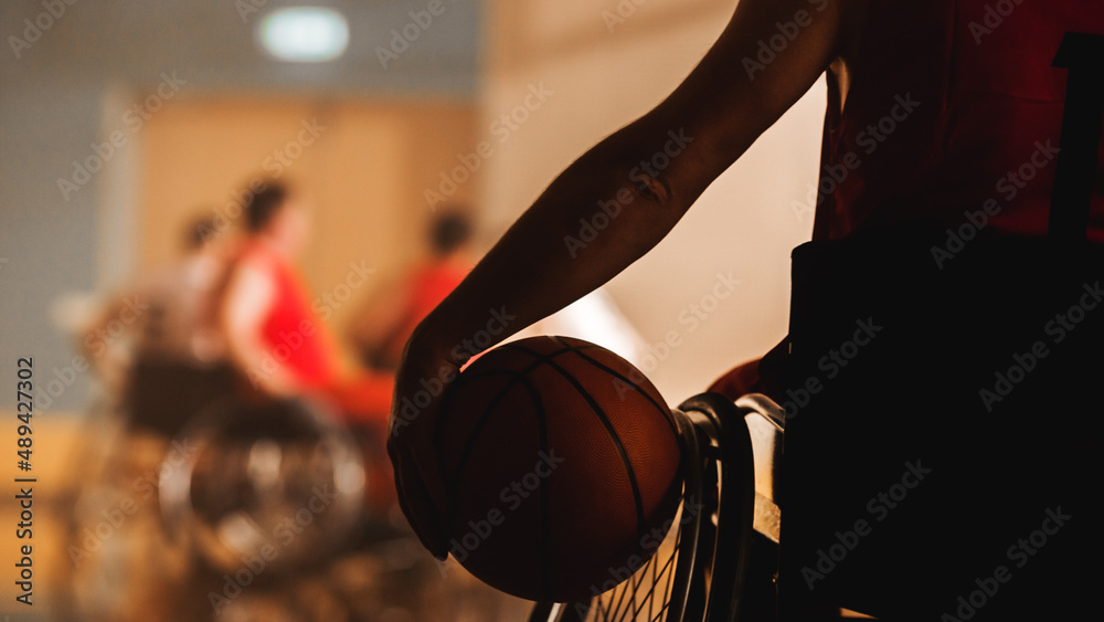 轮椅篮球赛：身穿红衫军的球员持球，准备加入比赛。决定性因素