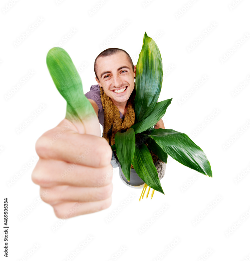绿色的手指。一个微笑的年轻园丁举起他的绿色拇指。