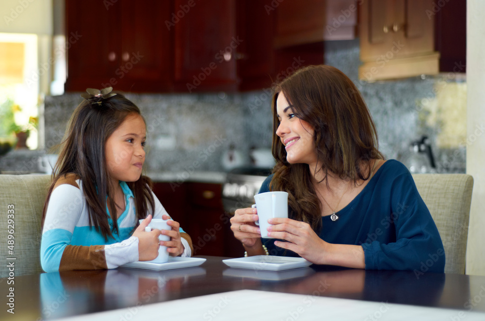 在热巧克力上做爱。可爱的小女孩在家和妈妈分享热巧克力。