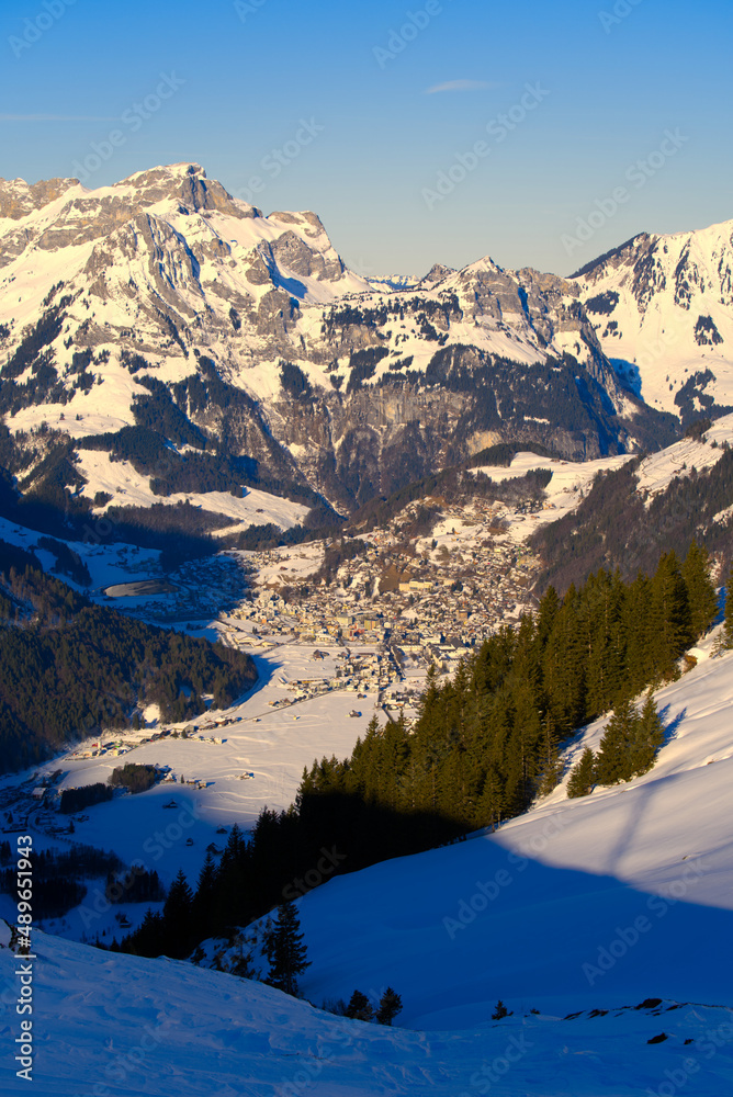 从恩格尔伯格滑雪场俯瞰瑞士阿尔卑斯山的全景，聚焦背景