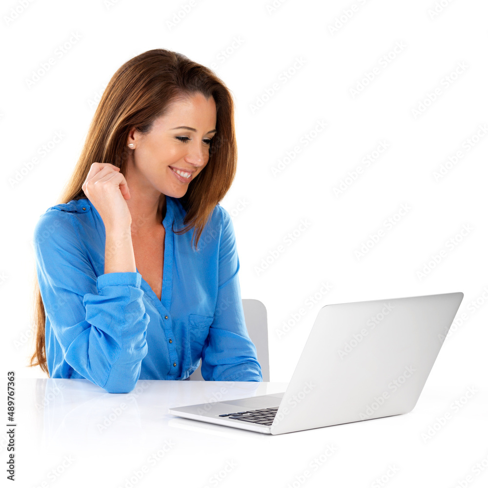 正在完成一些工作。一名年轻女子在白色背景下使用笔记本电脑的工作室镜头。